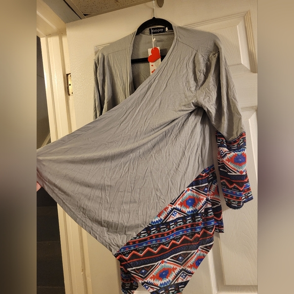Long sleeve flowy throw over top grey with blue&pink geometric design XL NWT - Picture 7 of 7